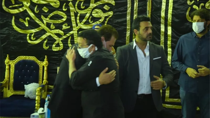 أحمد آدم يحتضن محمد رياض فى عزاء محمود ياسين بالشيخ زايد