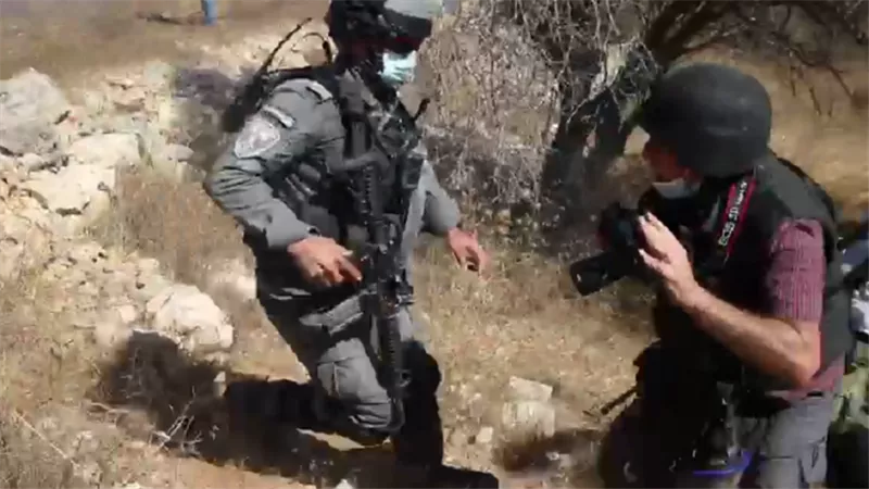 جنود إسرائيليون يعتدون على صحفيين فلسطينيين شمال رام الله