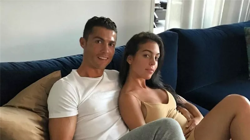 صديقة رونالدو تفاجئ متابعيها بفيديو جريء