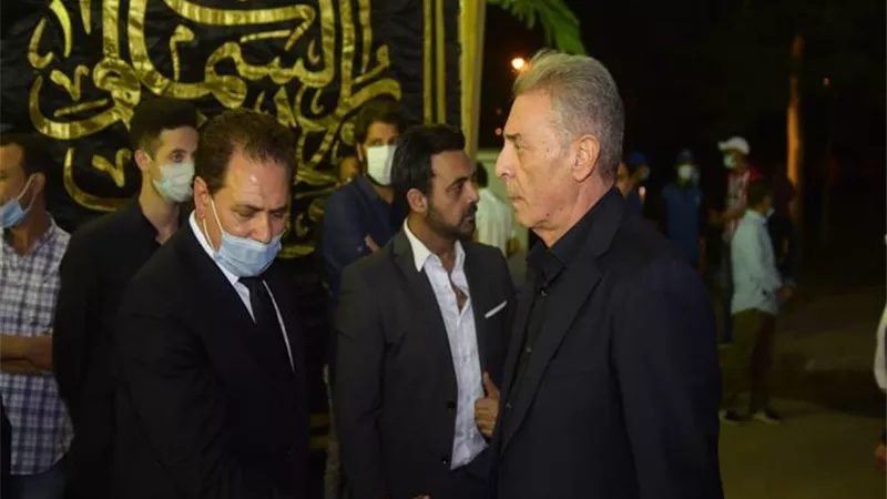 محمد رياض يبكي أثناء استقبال محمود حميدة فى عزاء محمود ياسين