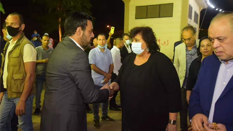شاهد.. وزيرة الثقافة تواسى عمرو محمود ياسين فى عزاء والده