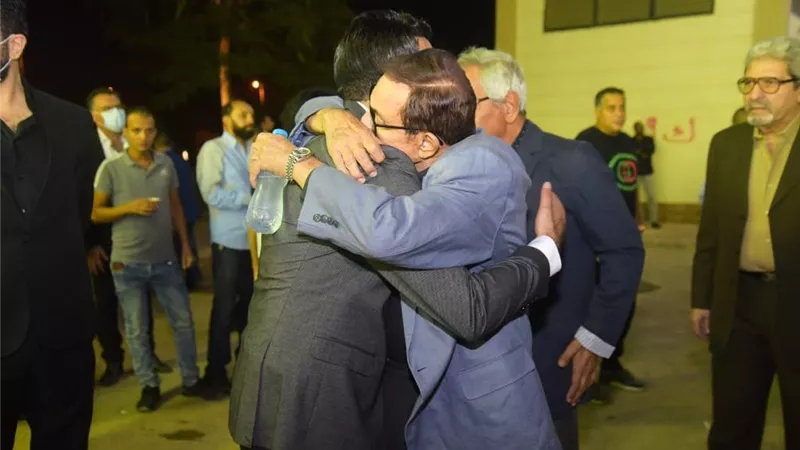 شاهد.. سمير صبرى يحتضن محمد رياض فور وصوله عزاء محمود ياسين