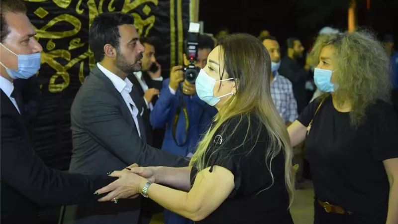 نهال عنبر تشارك فى عزاء محمود ياسين