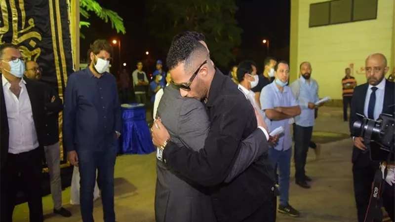 بعد انتقاده لتجاهله نعى محمود ياسين.. محمد رمضان يواسى أسرة الفقيد.. صور