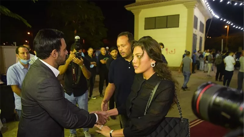 ريهام حجاج وزوجها محمد حلاوة يشاركان فى عزاء محمود ياسين