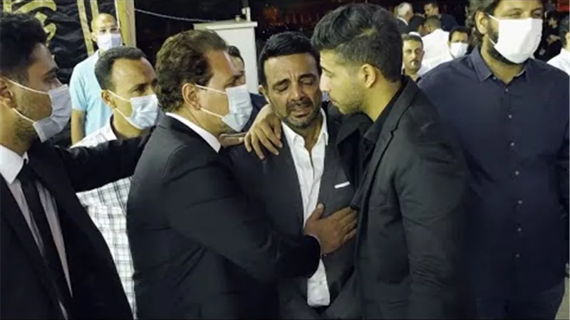 عمرو محمود ياسين ينهار من البكاء في ختام عزاء والده