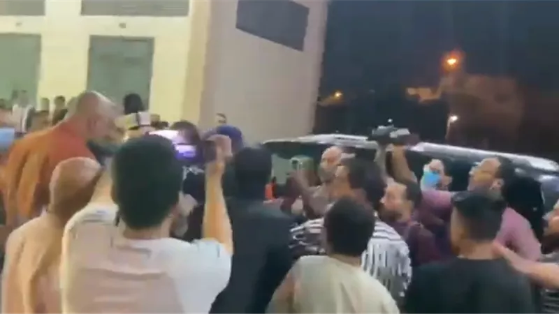 محمد رمضان يتسبب فى ازمة بعزاء محمود ياسين.. صور
