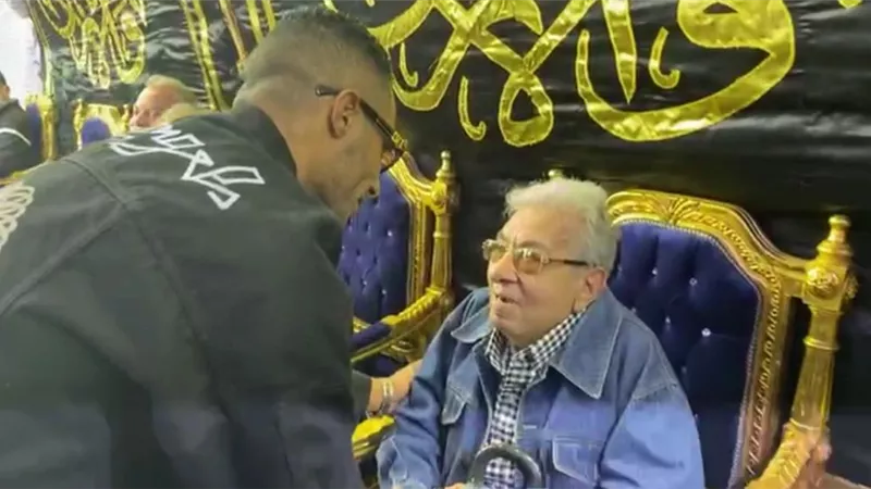 لمحة انسانية .. محمد رمضان يقبل يد الفنان فاروق فلوكس