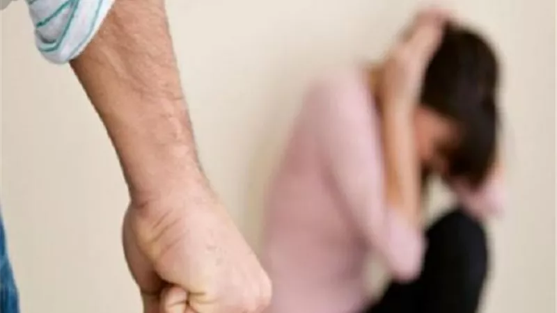 فاقد الرجولة يقدم زوجته كوجبة سهلة لاثنين من اصدقائه