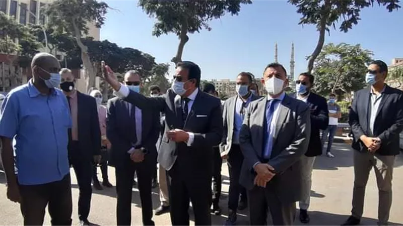 وزير التعليم العالي يشهد تحية العلم لافتتاح العام الجديد بجامعة عين شمس