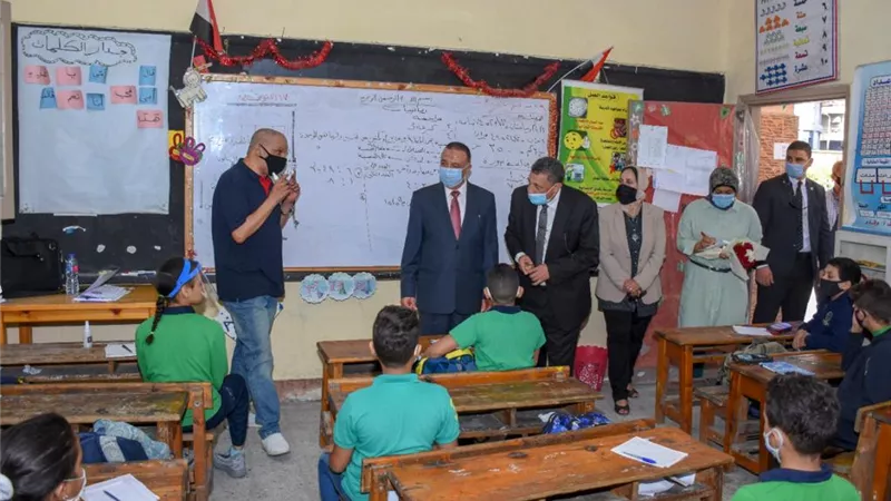 محافظ الإسكندرية يتفقد عددا من المدارس في اول ايام الدراسه