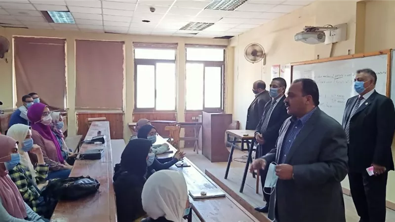 نائب رئيس جامعة بنها يتفقد الكليات فى أول أيام العام الدراسي.. ولأول مرة بدء الدراسة بالعلاج الطبيعى وشعبة البنات بالتربية الرياضية