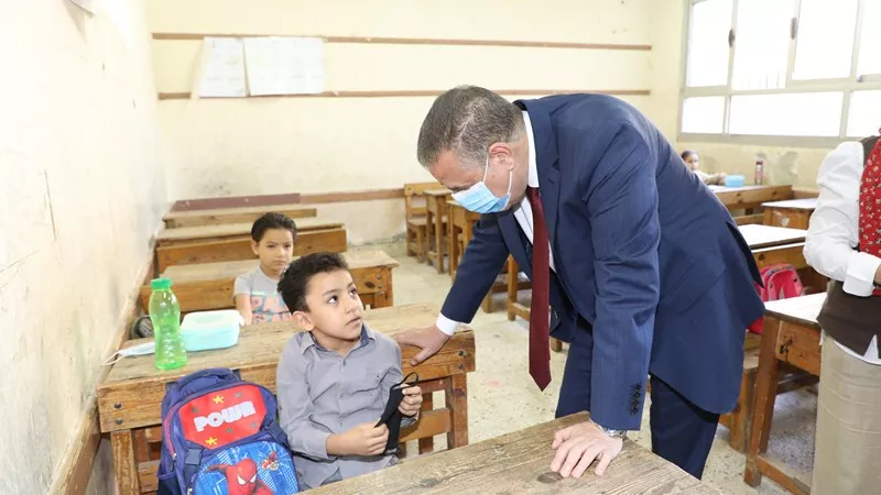 زحام أمام مدارس قويسنا .. والمحافظ يستبعد مديرة مدرسة لعدم تطبيق الإجراءات الإحترازية و يكافئ أخرى للإلتزام بالتباعد.. صــور