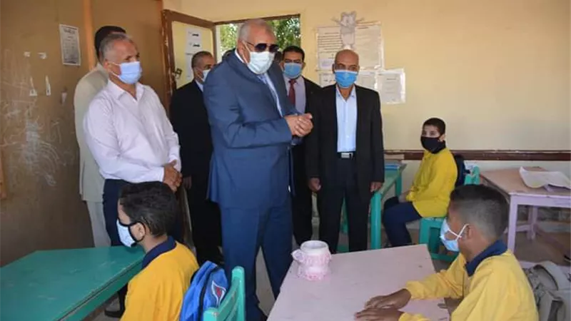 محافظ الوادى الجديد يوجه بارتداء الزى الموحد والالتزام بإجراءات الوقاية