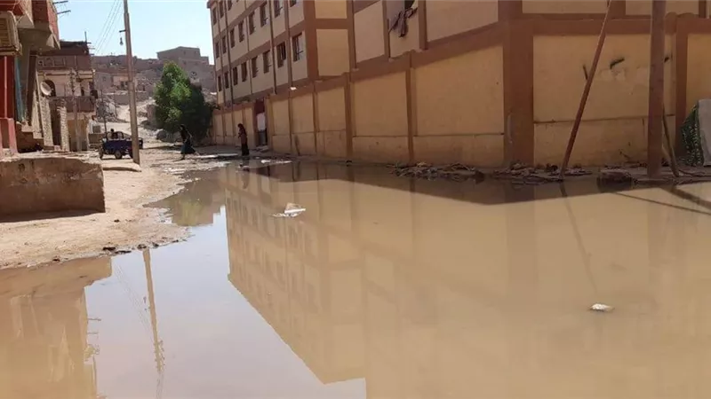 طفح وصرف صحى بأول يوم دراسى أمام مدرسة 