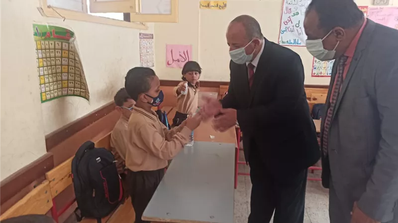 وكيل وزارة التعليم بقنا يتفقد ٤ مدارس