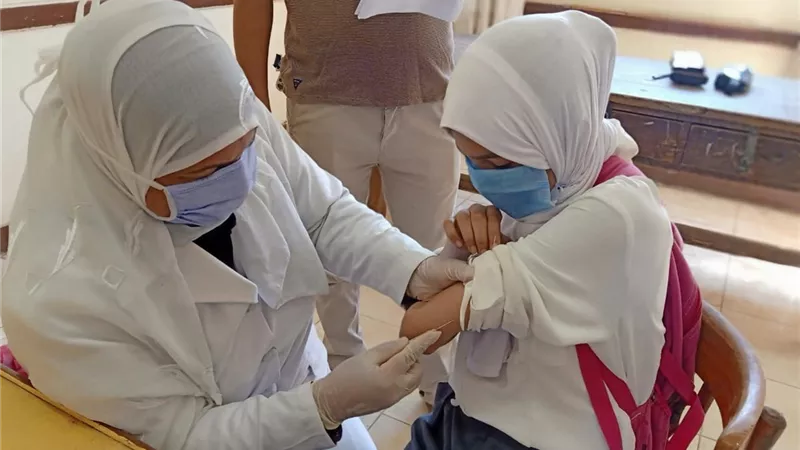 فى أول يوم دراسى بالشرقية: تطعيم 883 الف طالب ضد الالتهاب السحائى والتطعيم الثنائى