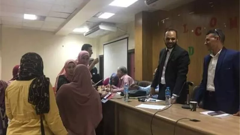 نقابة البيطريين تلتقي العاملين بعقود بمجازر الشرقية لحل مشاكلهم
