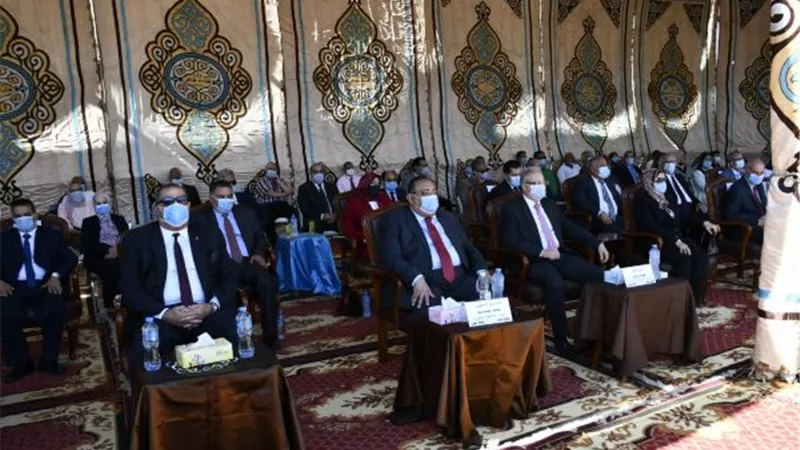 رئيس جامعة حلوان يرفع علم مصر خلال حفل استقبال الطلاب فى بداية العام الدراسى.. بالصور