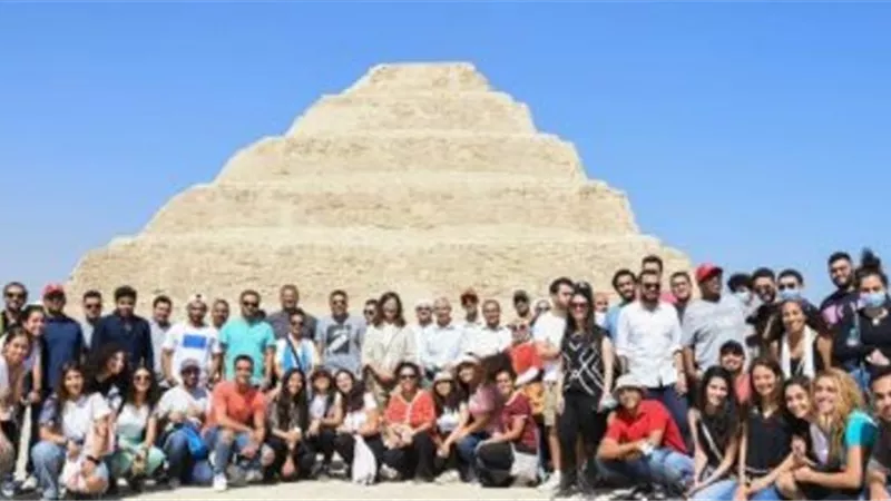 بالصور.. السياحة تنظم زيارة لوفد شباب الدارسين بالخارج لكنوز سقارة