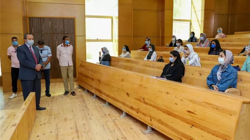 رئيس جامعة السويس يتابع انتظام الدراسة بالكليات