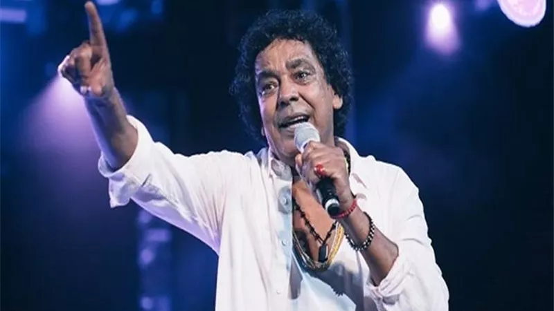 شعره أبيض لأول مرة.. أول ظهور لمحمد منير بعد رفضه الإحتفال بعيد ميلاده.. صور