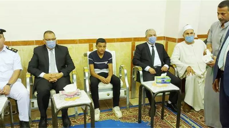 محافظ الشرقية يؤدي واجب العزاء في وفاة إمام وخطيب مسجد بمدينه القرين