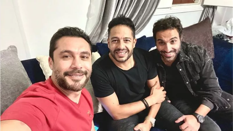 سيلفى النصر.. أحمد حسن وفهمى وحماقى يحتفلون بفوز الأهلى على الوداد المغربي