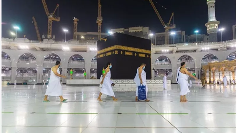 الحرمين الشريفين يستقبلان المعتمرين وسط إجراءات احترازية