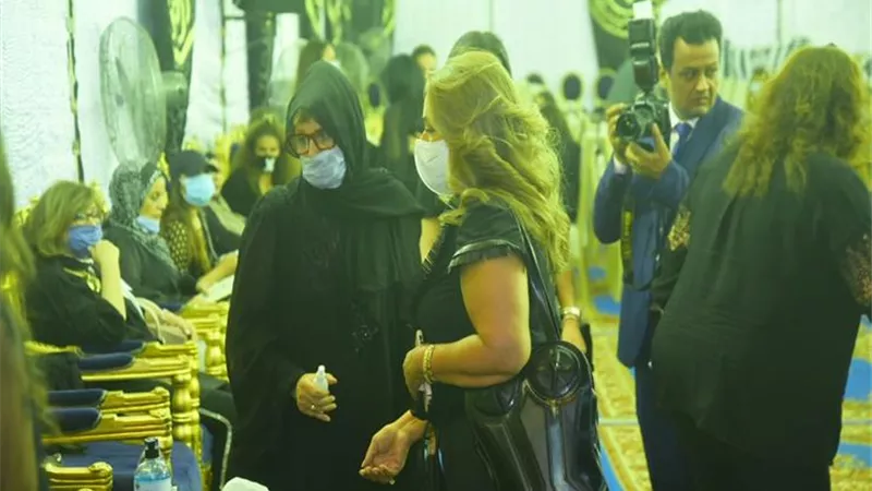رانيا محمود ياسين تطالب المعزين بالتباعد خوفأ من كورونا وتوزع الكمامات