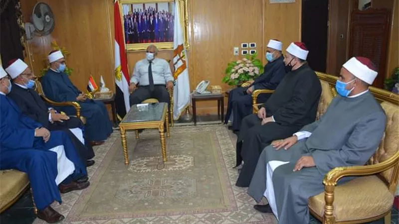 محافظ الوادى الجديد يدعم تكثيف القوافل الدعوية لنشر التوعية فى مواجهة التطرف