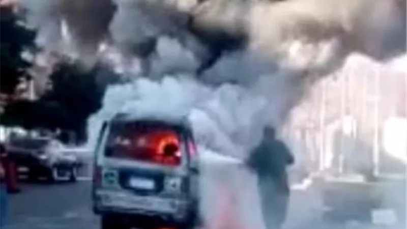 إخماد حريق ميكروباص أمام مجمع الإسماعيلية الطبي