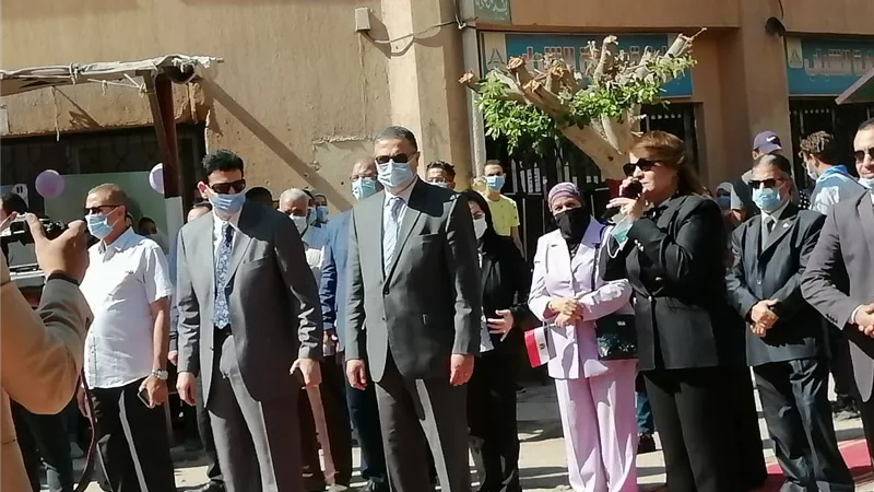 رئيس جامعة بنها يتابع سير العملية التعليمية و يشيد بتواجد القيادات الجامعية وسط الطلاب