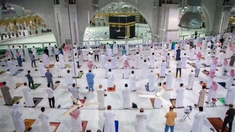 انطلاق المرحلة الثانية لعودة العمرة.. 250 ألفا يؤدون المناسك