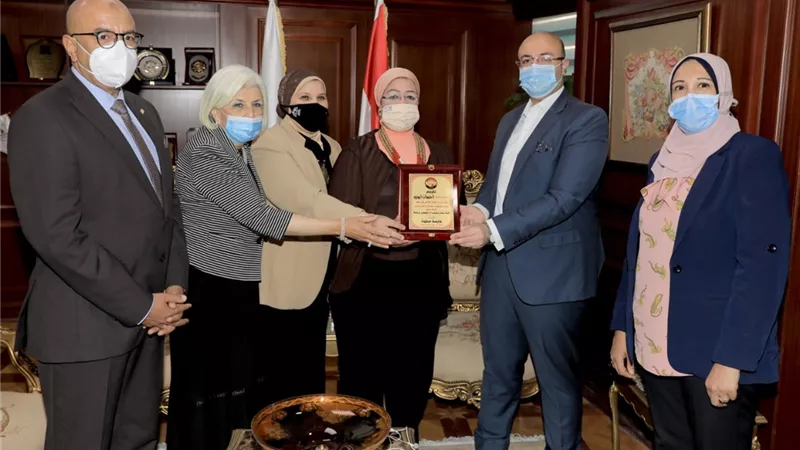 محافظ بني سويف يستقبل أعضاء 