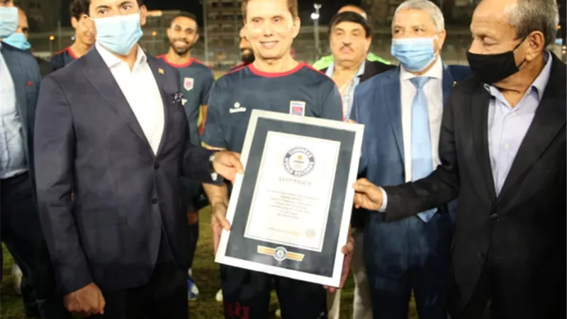 تسجيل المصرى عزالدين بهادر فى موسوعة جينيس كأكبر لاعب كرة قدم فى العالم