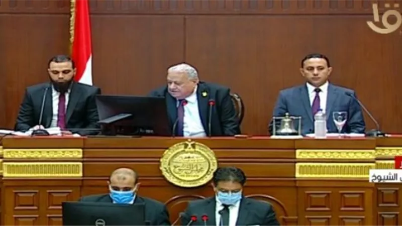 بدء الجلسة الافتتاحية للشيوخ بعزف السلام الجمهورى
