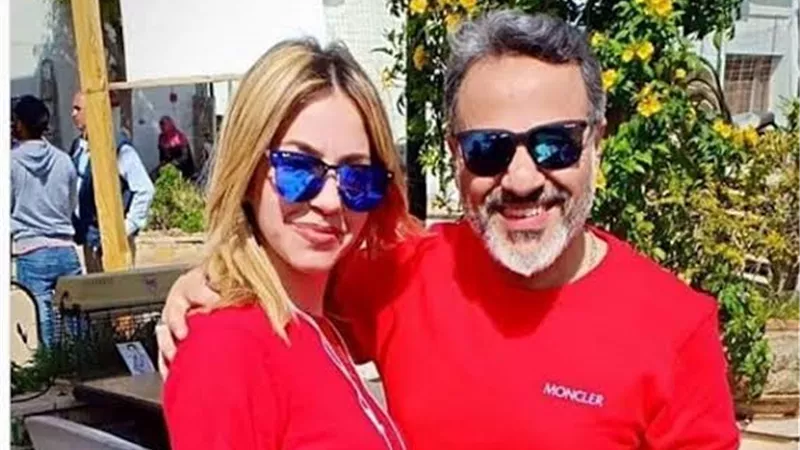 إيهاب فهمي يتغزل في زوجته برسالة رومانسية