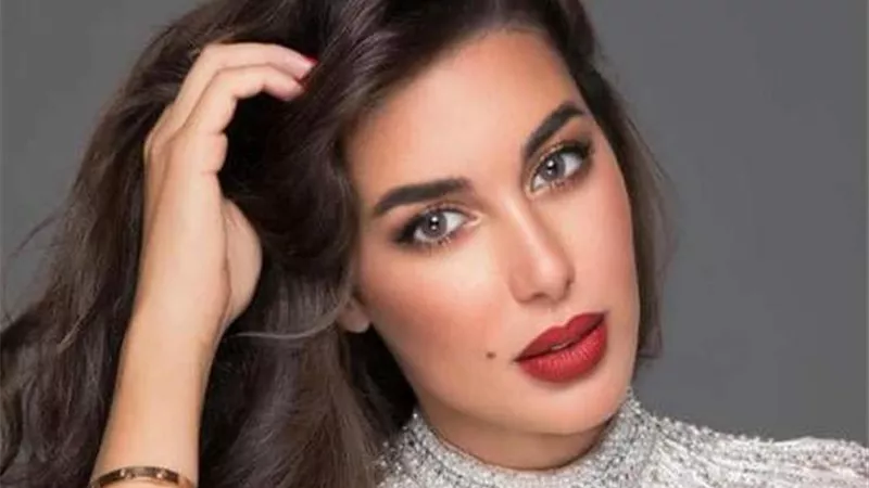 بمكيب خفيف ونظارة سوداء.. ياسمين صبرى تخطف الانظار من داخل سيارتها