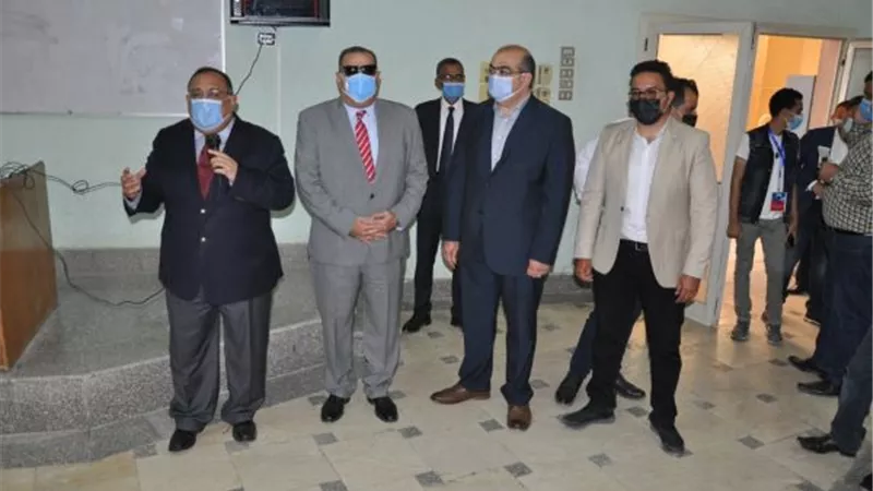 نجم يتفقد مجمع المدرجات بكلية طب حلوان للاطمئنان على تطبيق الإجراءات الاحترازية.. بالصور