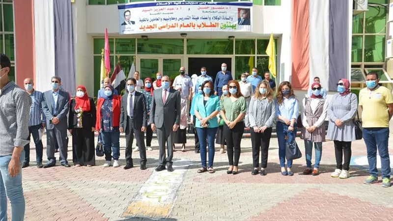 رئيس جامعة بنى سويف يحيي العلم فى أول يوم دراسى