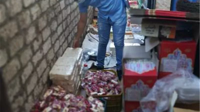 إعدام طن ونصف أغذية فاسدة وغلق ٣ منشآت غذائية غير مرخصة بأولاد صقر