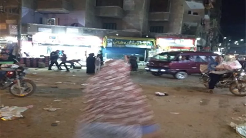 الهجان يفاجئ الأسواق العشوائية ببنها مساء ويتفقد أعمال شبكة الأمطار بشبرا الخيمة