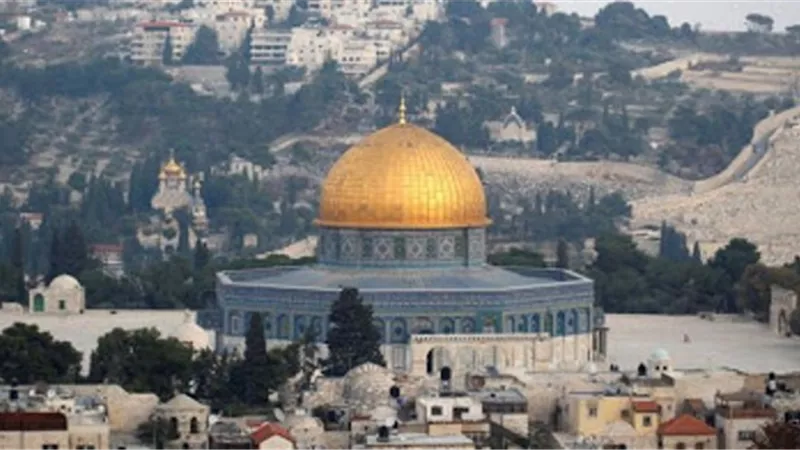74 مستوطنا إسرائيليا يقتحمون باحات المسجد الأقصى في القدس