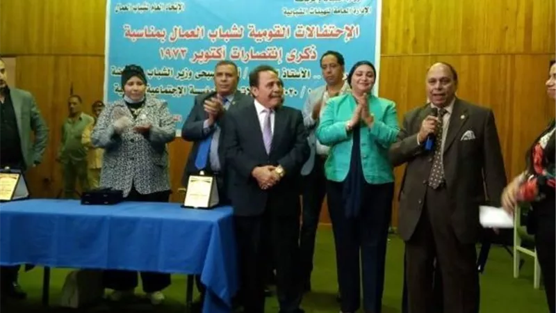 عمال مصر فى نصر اكتوبر: سنظل على العهد خلف السيسى فى دعم المشروعات.. بالصور