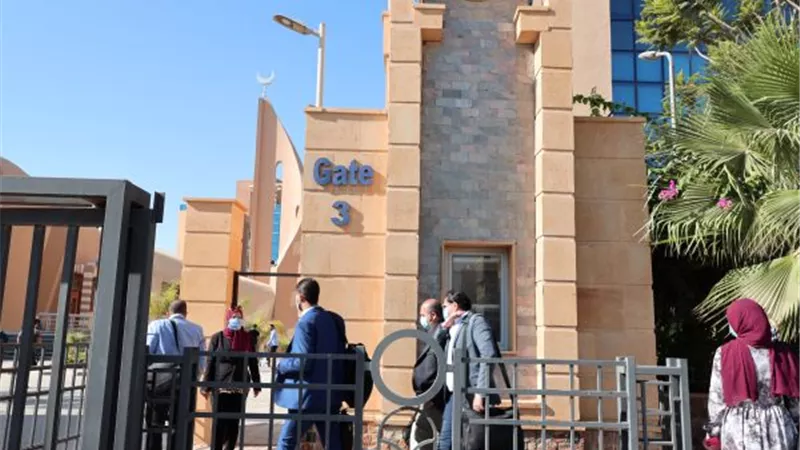 جامعة بدر تستقبل الطلاب فى أول أيام العام الدراسى بالإجراءات الوقائية.. بالفيديو