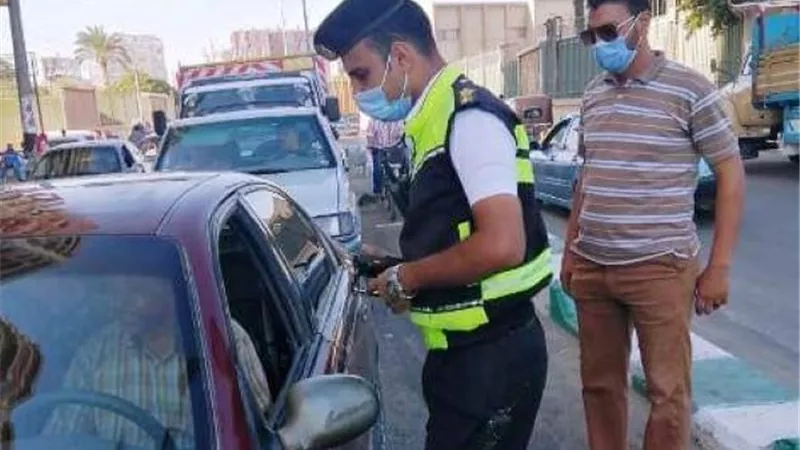 المتابعة الميدانية بالشرقية تغرم 102 سائق لعدم الإلتزام بإرتداء الكمامة.. بالصور