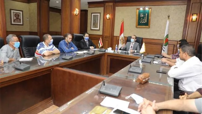 نائب محافظ سوهاج يعقد اجتماعا مع اللجنة الفنية لمتابعة المراكز التكنولوجية..صور