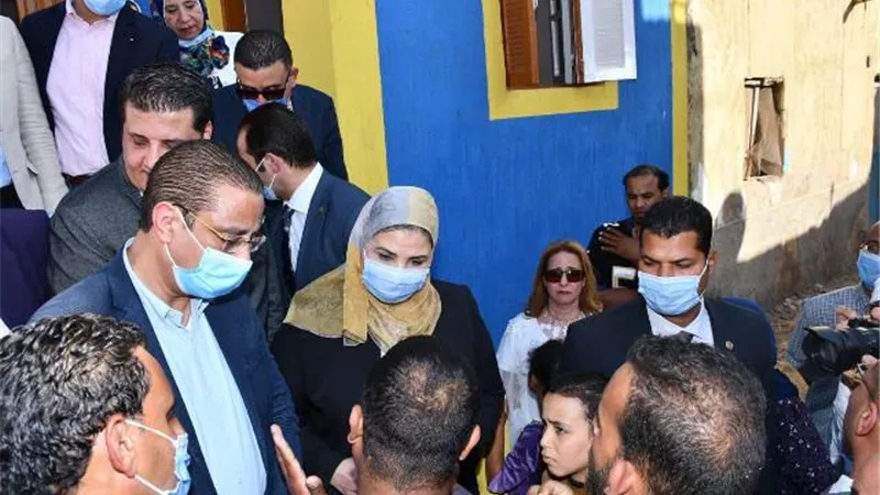 وزيرة التضامن ومحافظ الفيوم يسلمان عدداً من منازل متضرري السيول