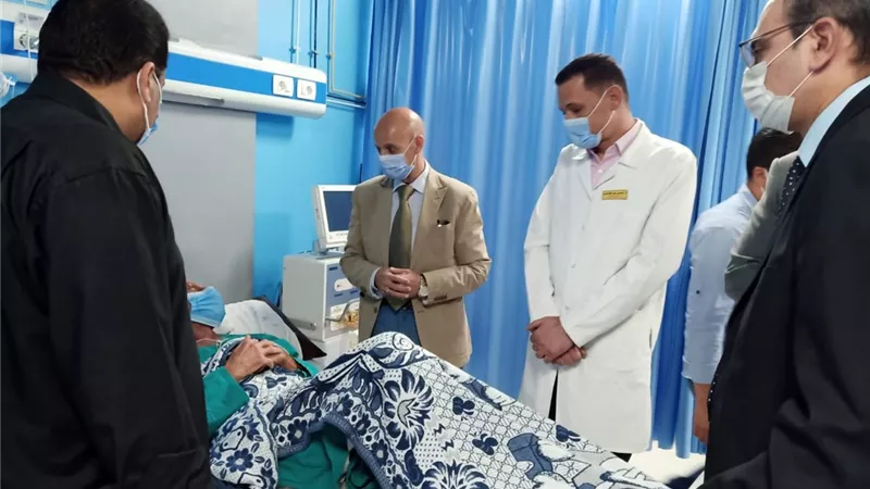وكيل وزارة الصحة يتفقد أعمال التطوير بمستشفي الزقازيق العام ويطمئن علي الحالة الصحية لسائقه